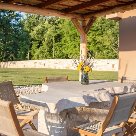 Borgo Viridis, A Peaceful Pool In The Heart Of Istria * Pulici