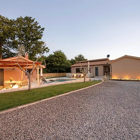 Prázdninový dům Borgo Viridis, A Peaceful Pool In The Heart Of Istria