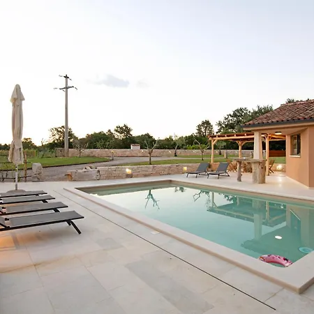 Borgo Viridis, A Peaceful Pool In The Heart Of Istria Pulici